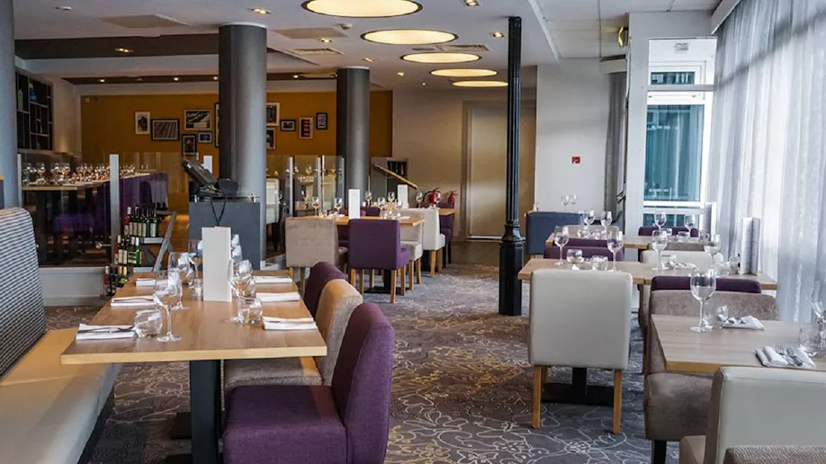 Locks Restaurant at Holiday Inn Ellesmere Port