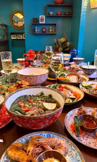 Med Salleh Viet Earls Court