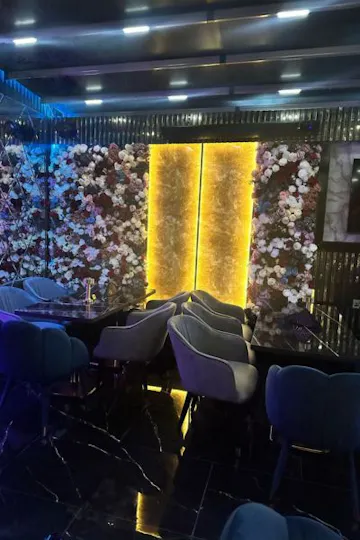 Flowers Lounge