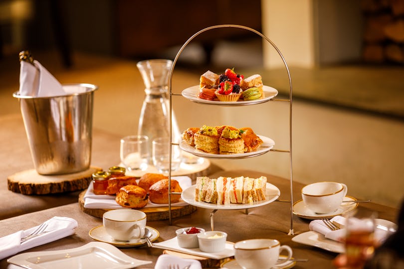 Emlyn Restaurant - Sunday Box Hill Burford Bridge Hotel