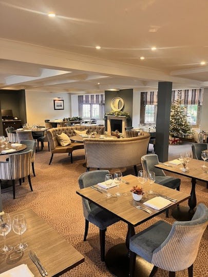 Emlyn Restaurant - Sunday Box Hill Burford Bridge Hotel