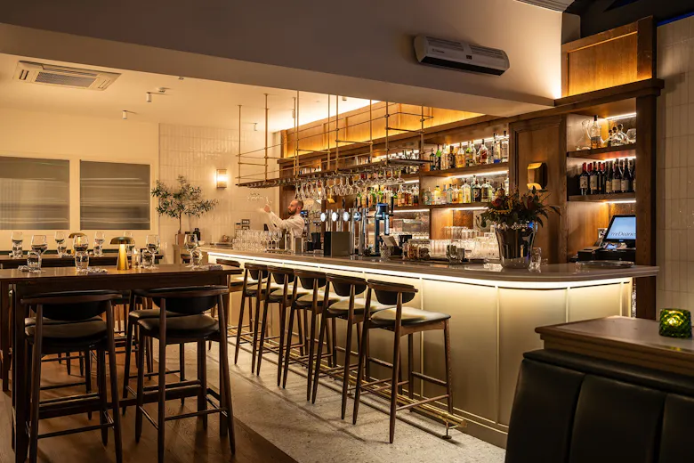 mrDeanes Bistro, Bar & Social