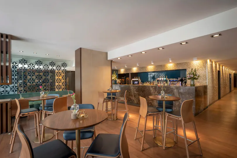 The Avenue Bar & Restaurant at Clayton Hotel London Wall
