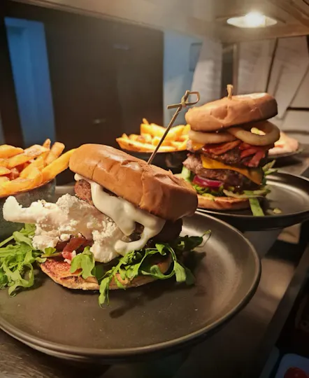 Burger & Pizza Rooms