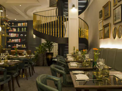 Dining Room at the Guardsman Buckingham Gate