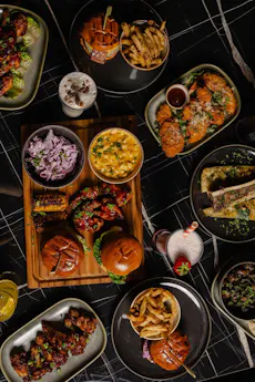 La Maison Bar & Grill