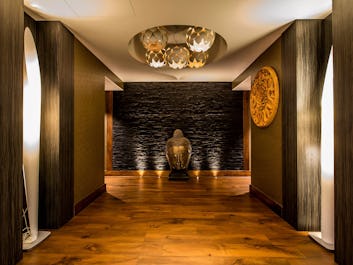 The Lounge at Kensington Close Hotel & Spa 