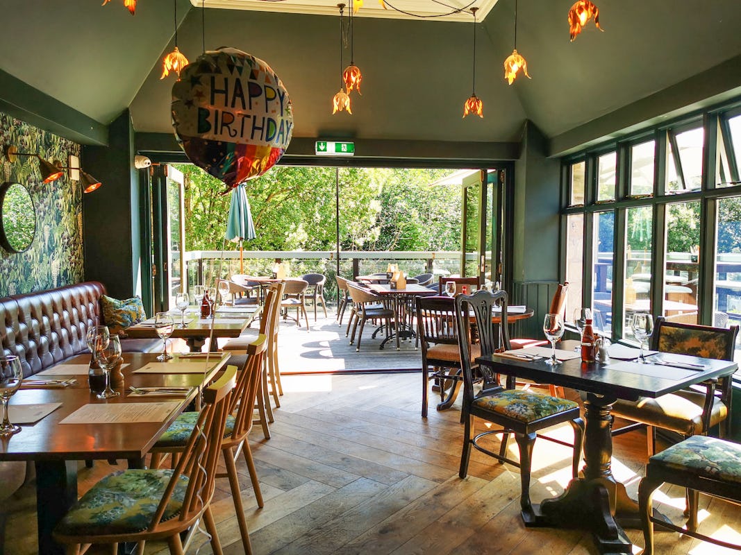 The Red Lion Hawkshaw
