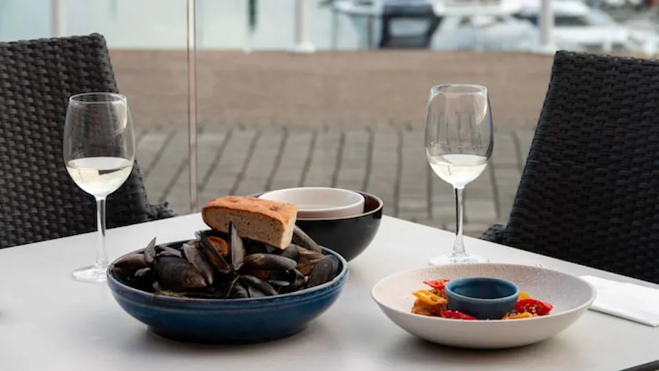 Waterfront Brasserie & Terrace - Radisson BLU Waterfront Hotel