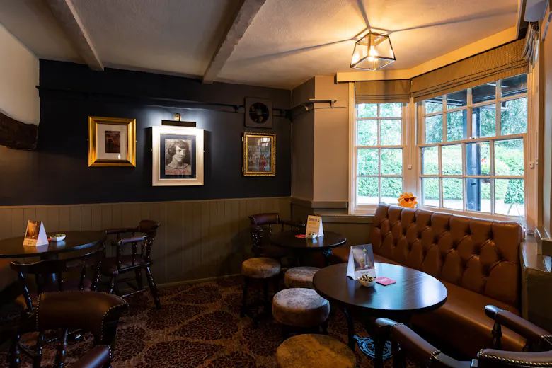 The Red Lion Knotty Green