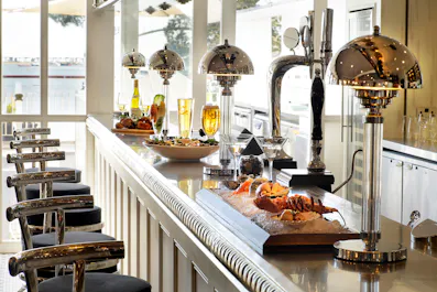 Upper Deck Bar & Restaurant